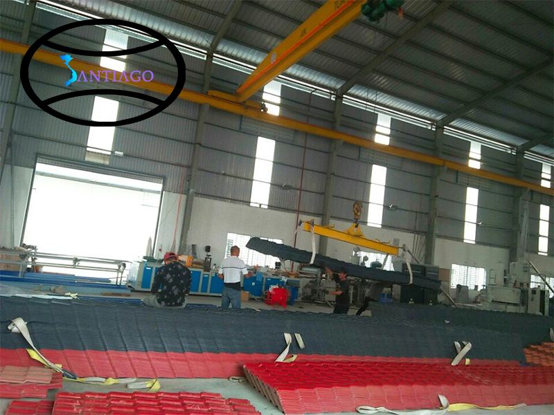 bốc xếp ngói nhựa tại nhà máy