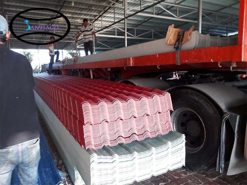 bốc xếp ngói nhựa tại nhà máy