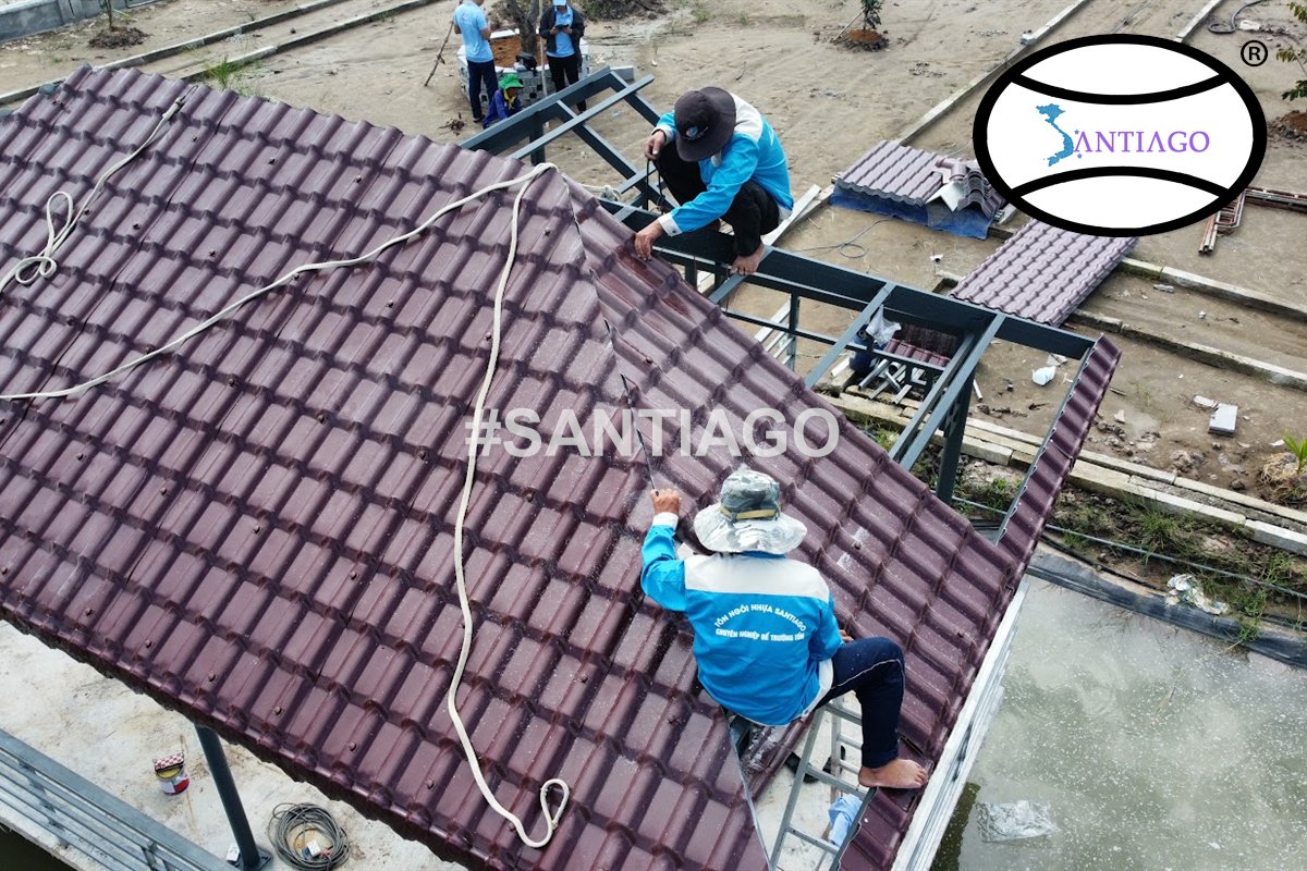 Chòi giữa hồ lợp ngói nhựa màu đỏ đô nhìn từ trên cao