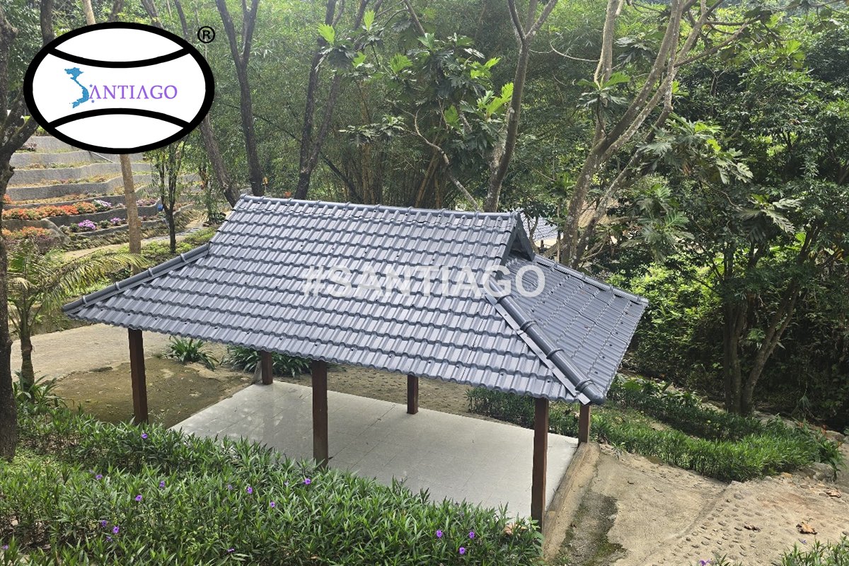 Chòi nghỉ mái bốn mặt lợp ngói nhựa xám trong vườn cây