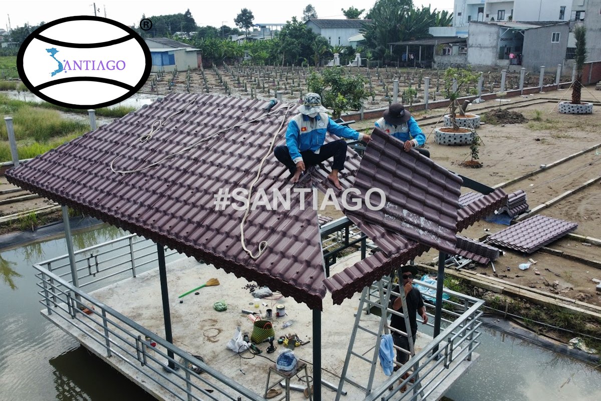 Thợ đang lợp ngói nhựa trên chòi giữa hồ