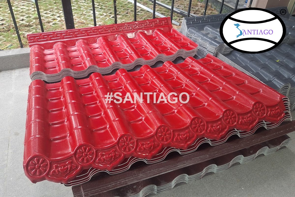 Ngói nhựa đỏ xếp chồng tại kho Santiago