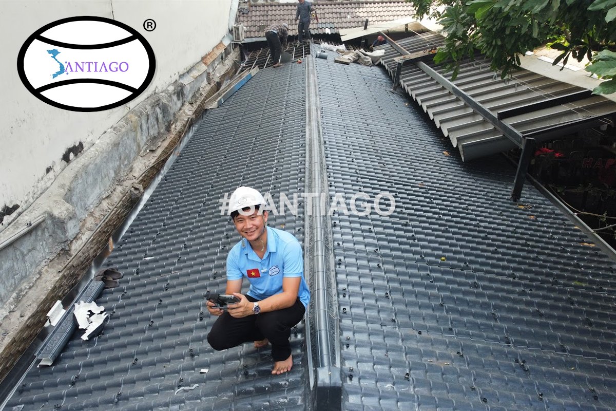 Mép mái ngói nhựa giáp tường sau khi lợp xong