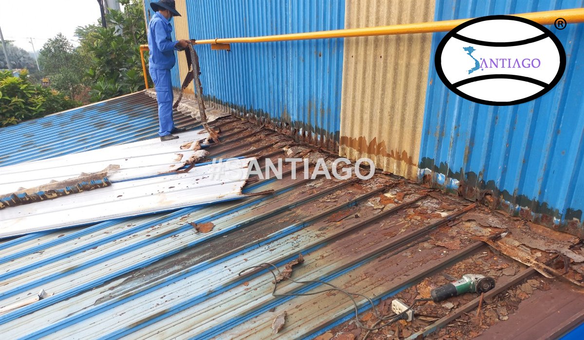 Mái tôn kẽm cũ rỉ sét đang được tháo ra