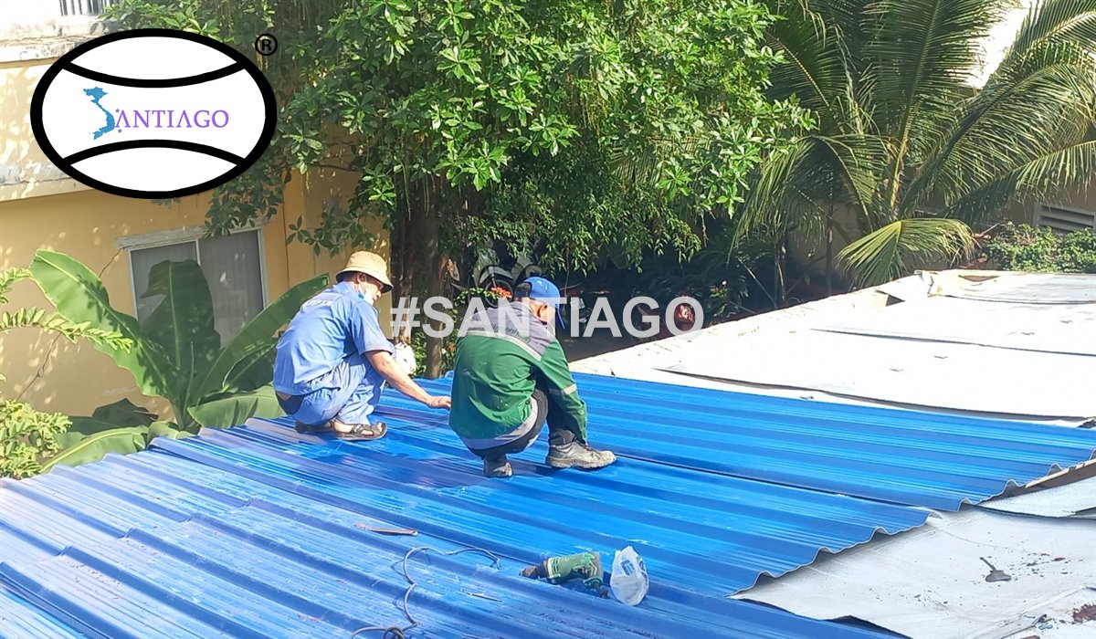 Thợ lợp tôn nhựa sóng vuông màu xanh thay mái tôn cũ