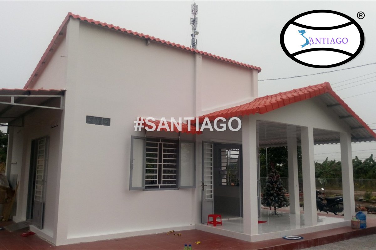 Nhà lợp ngói nhựa đỏ nhìn từ góc sân