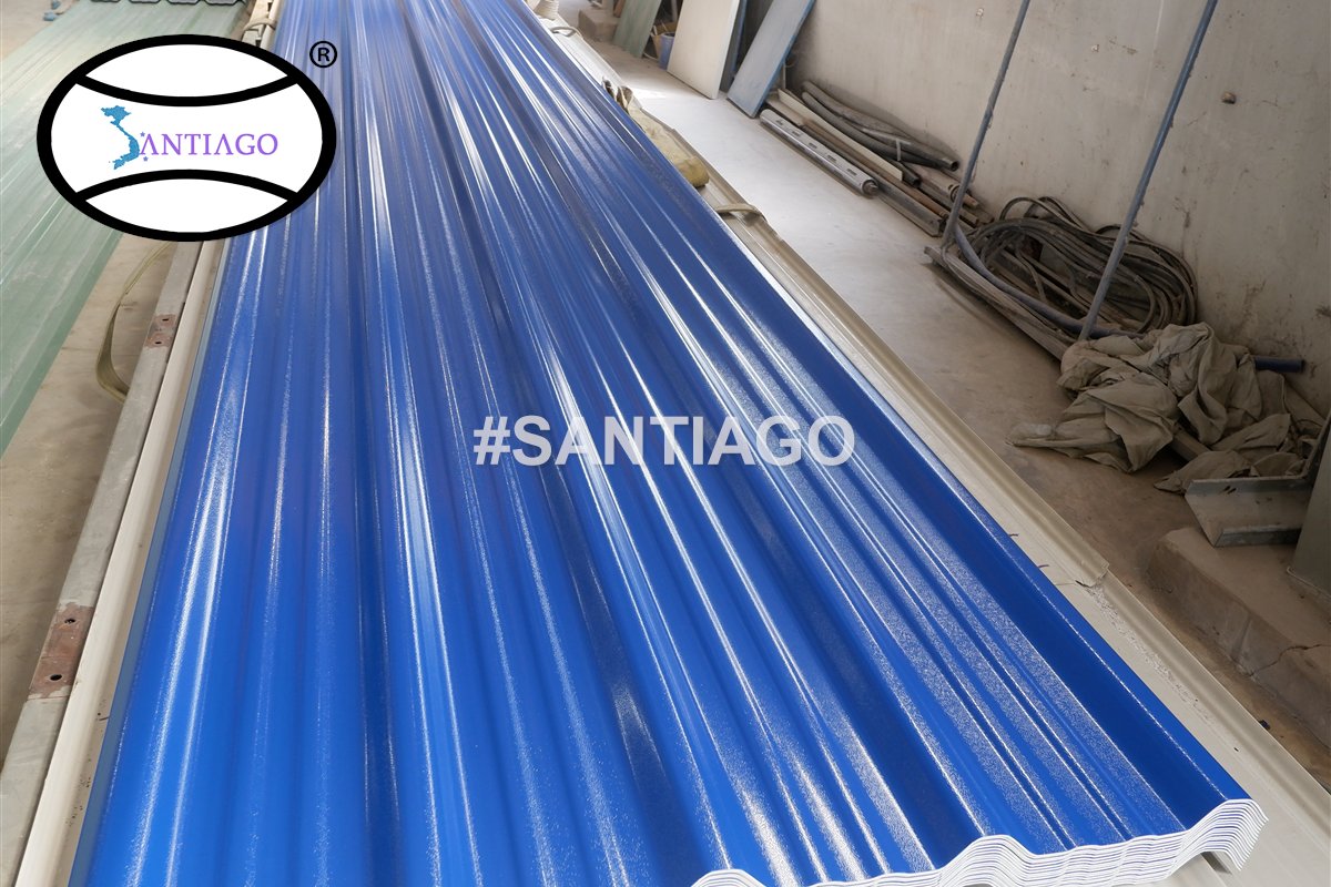 Tấm tôn nhựa sóng vuông màu xanh tại nhà máy Santiago
