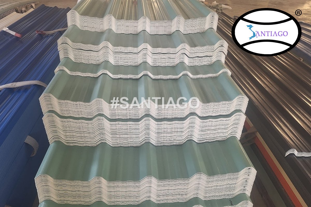 Các bó tôn nhựa nhiều màu xếp tại kho