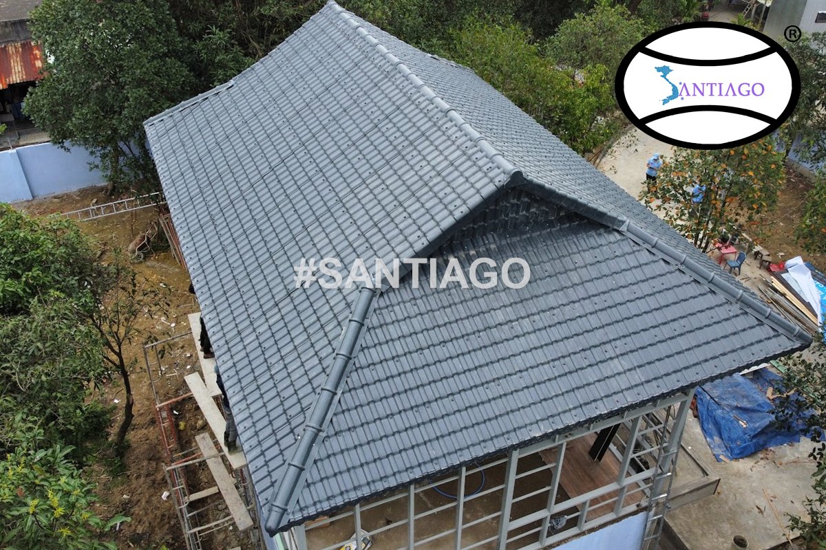 Nhà mái bốn mặt lợp ngói nhựa xám nhìn từ trên cao