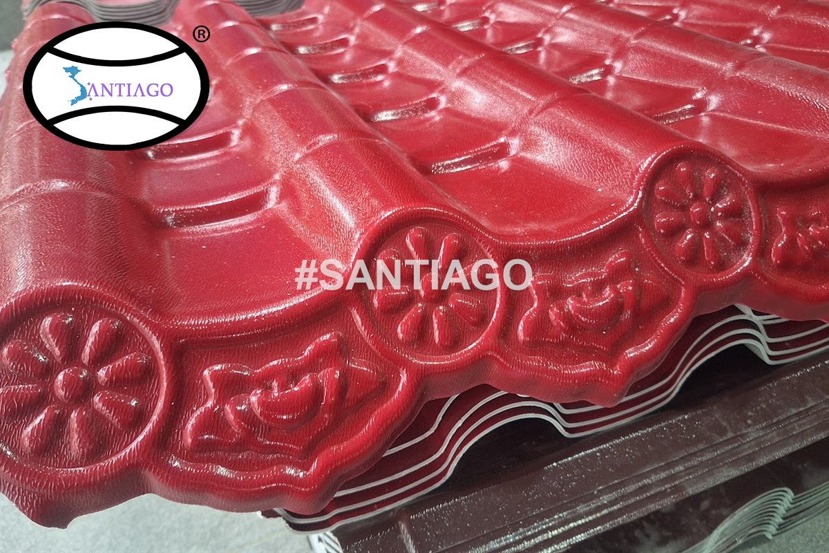 Cận cảnh tấm ngói nhựa Santiago màu đỏ có hoa văn đầu tấm