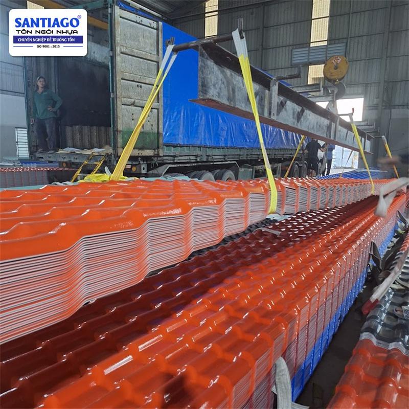 Tôn ngói nhựa Santiago giao tới công trình