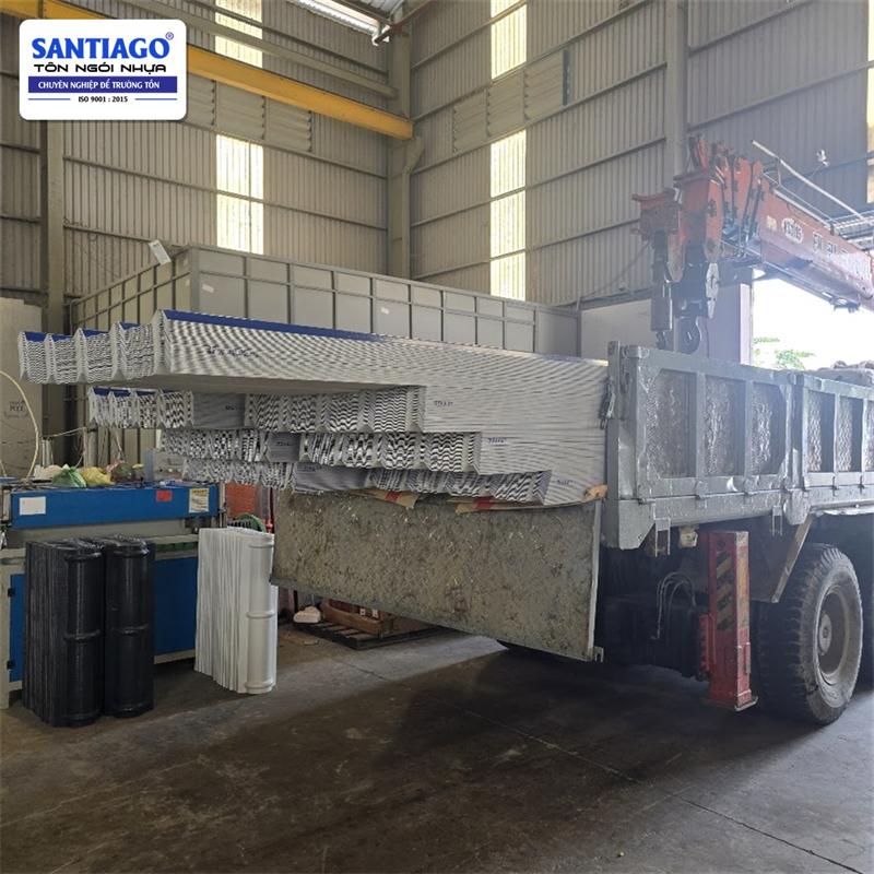 Tôn ngói nhựa Santiago giao tới công trình