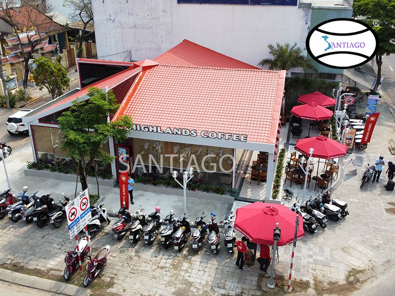 Chi nhánh Highlands Coffee lợp ngói nhựa Santiago