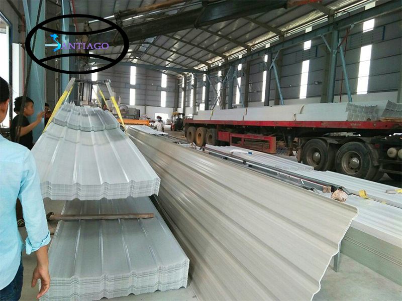 Nâng tôn nhựa lên xe tải tại nhà máy