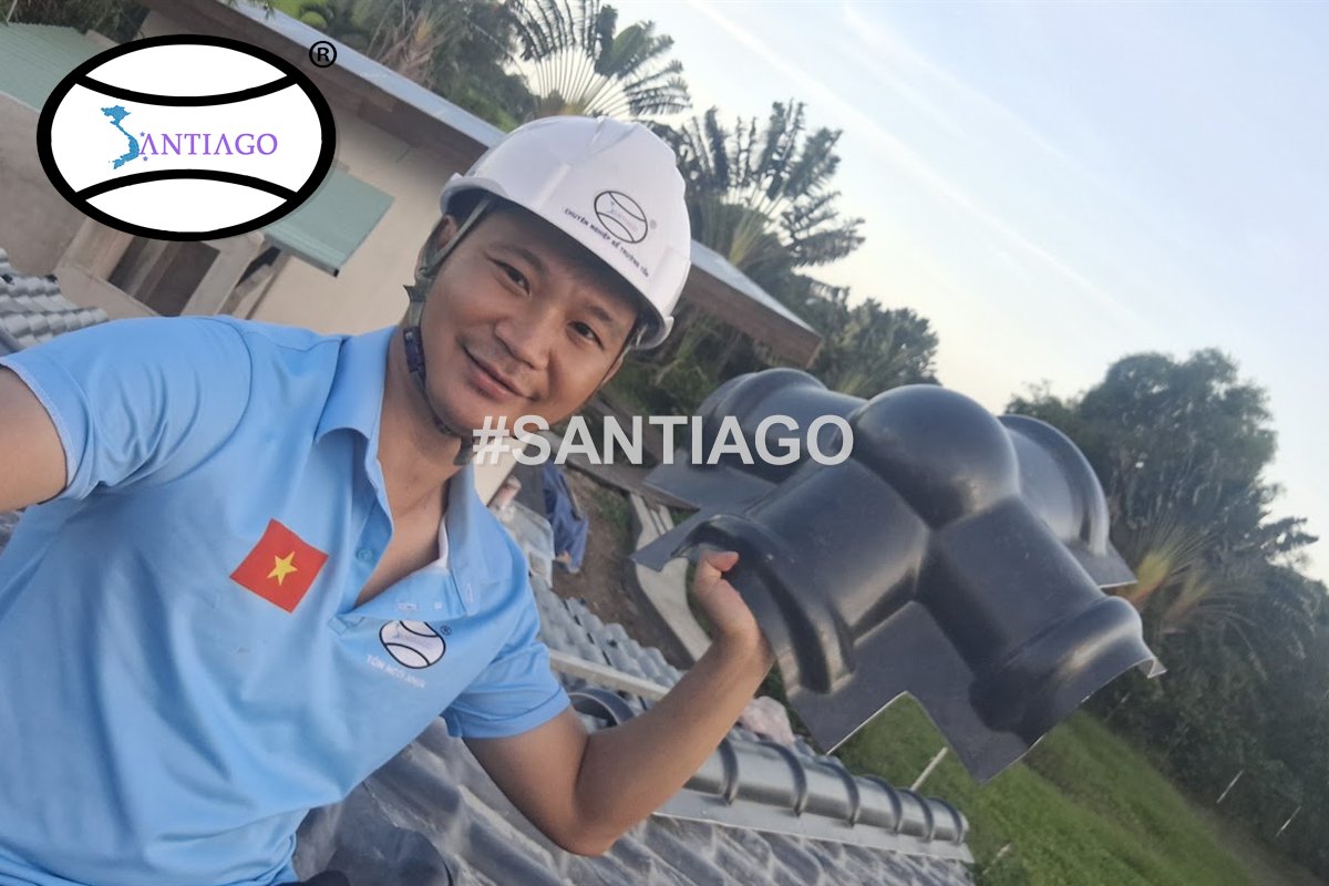 Nhân viên Santiago cầm tấm úp nóc ngói nhựa