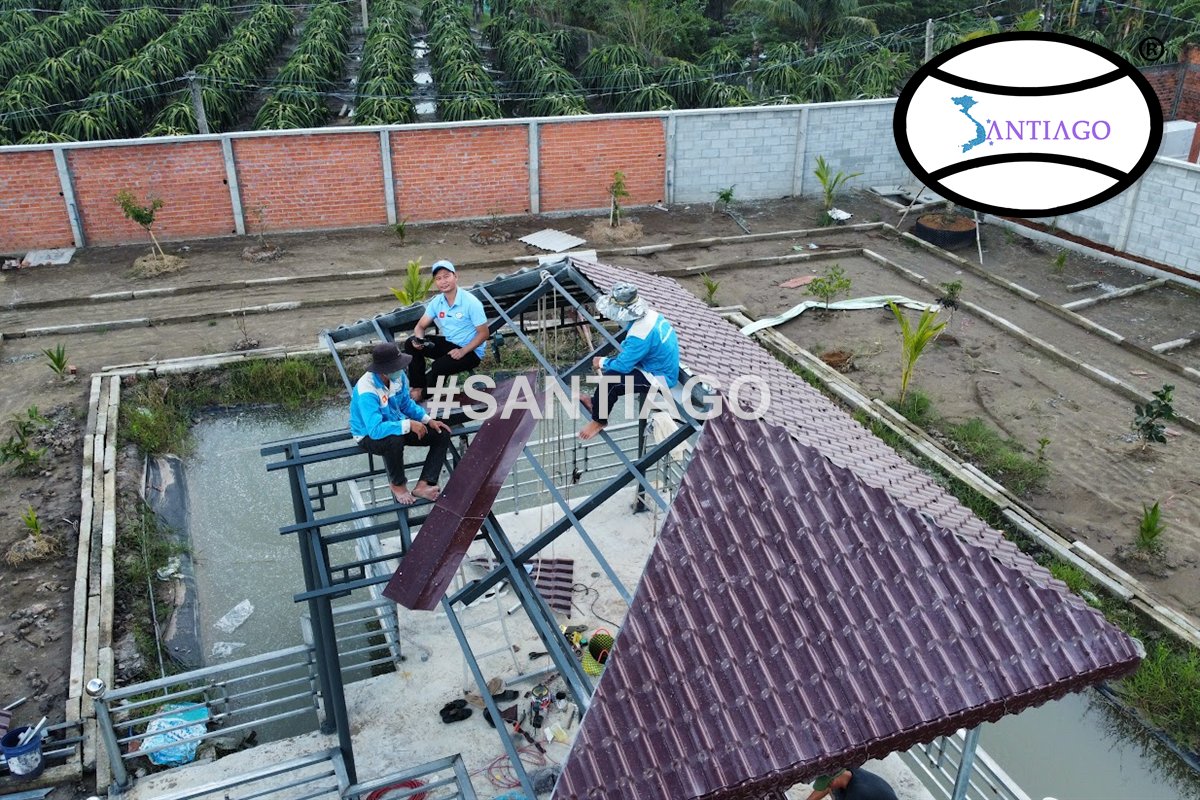 Thợ lắp khung thép mái trước khi lợp ngói