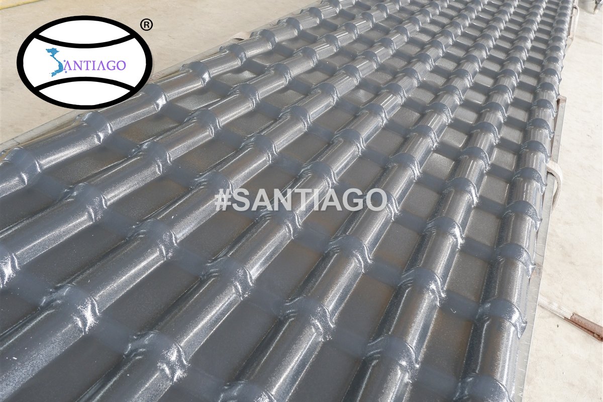Tấm ngói nhựa xám trên dây chuyền sản xuất
