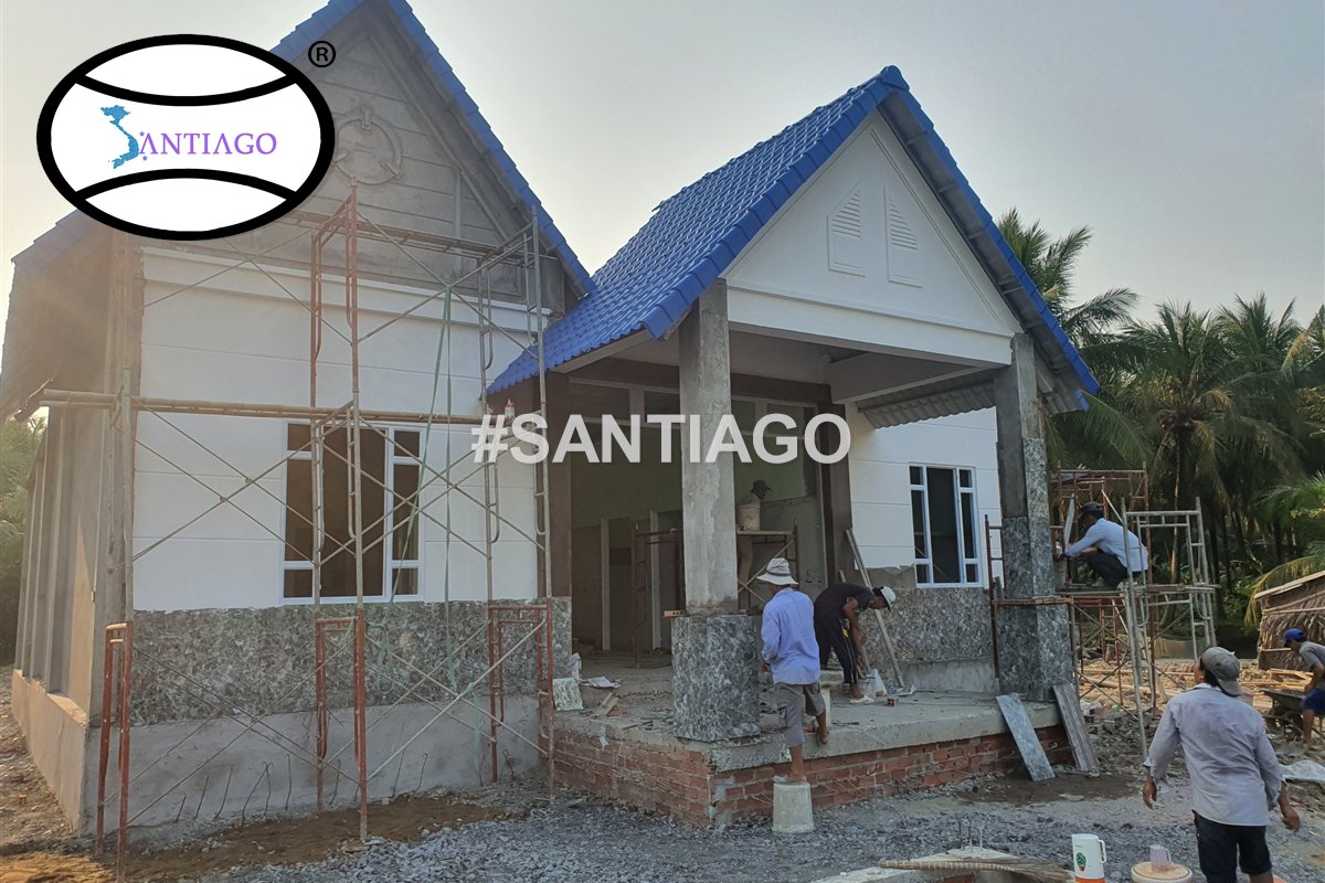 Nhà mái chữ A dốc lớn lợp tôn nhựa giả ngói xanh dương đang hoàn thiện