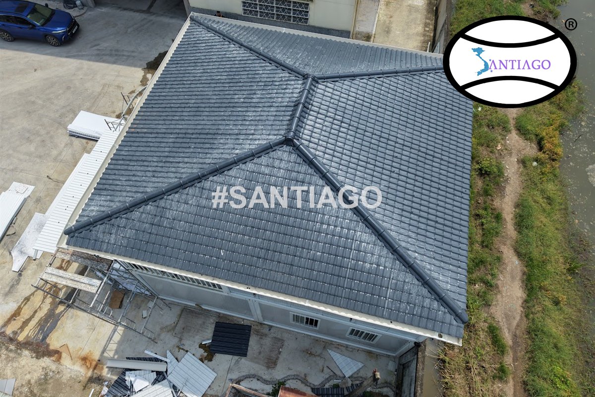 Mái ngói nhựa xám bốn mặt nhìn từ trên cao, thấy rõ đường nóc và bốn đường sườn