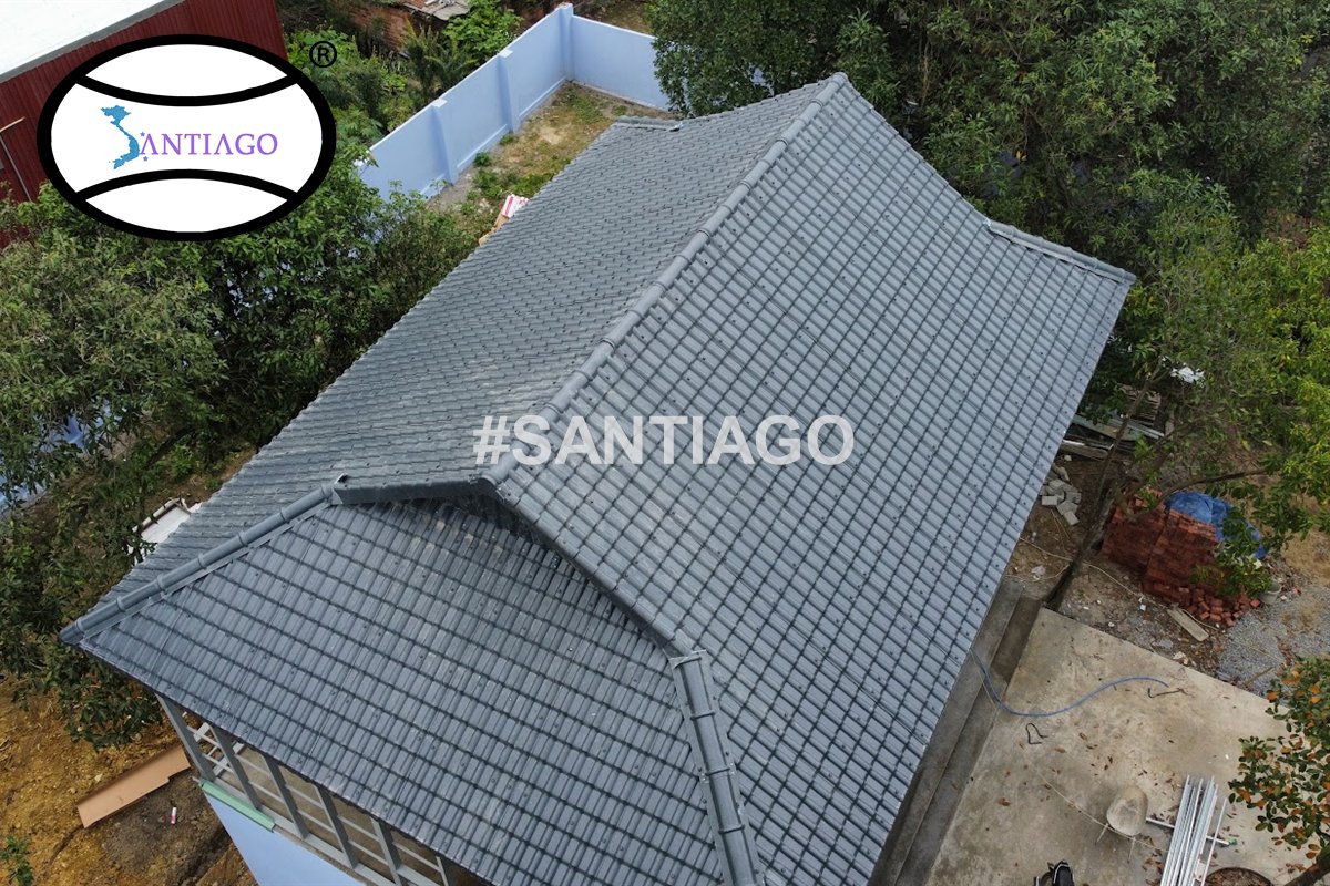Mái ngói nhựa xám có nóc, sườn và mái cửa sổ nhô