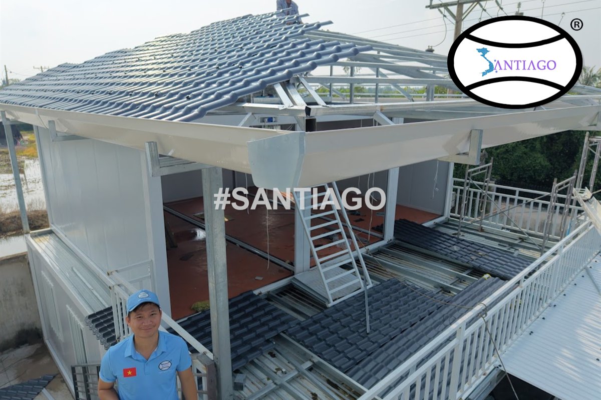 Khung thép mái bốn mặt đang được lợp ngói nhựa xám