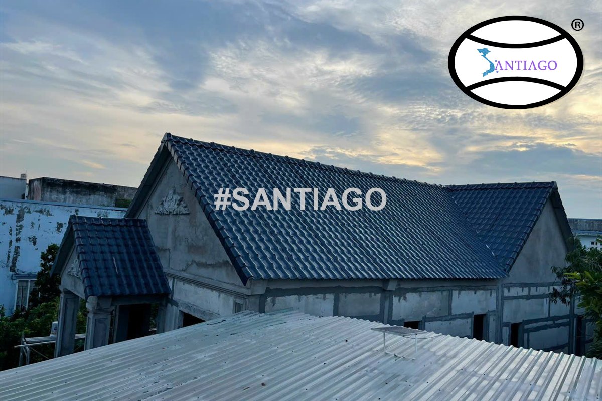 Nhà lợp ngói nhựa xám trên sàn mái bê tông