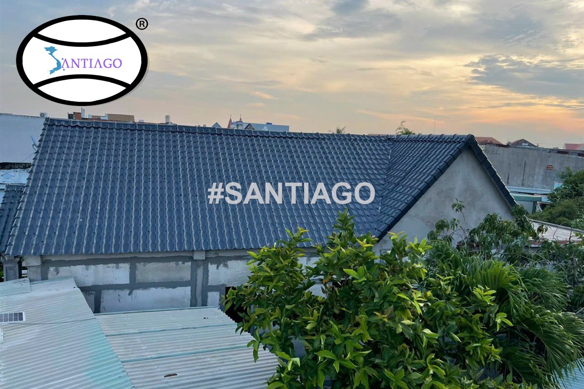 Mái ngói nhựa xám mới lợp nhìn từ sân sau