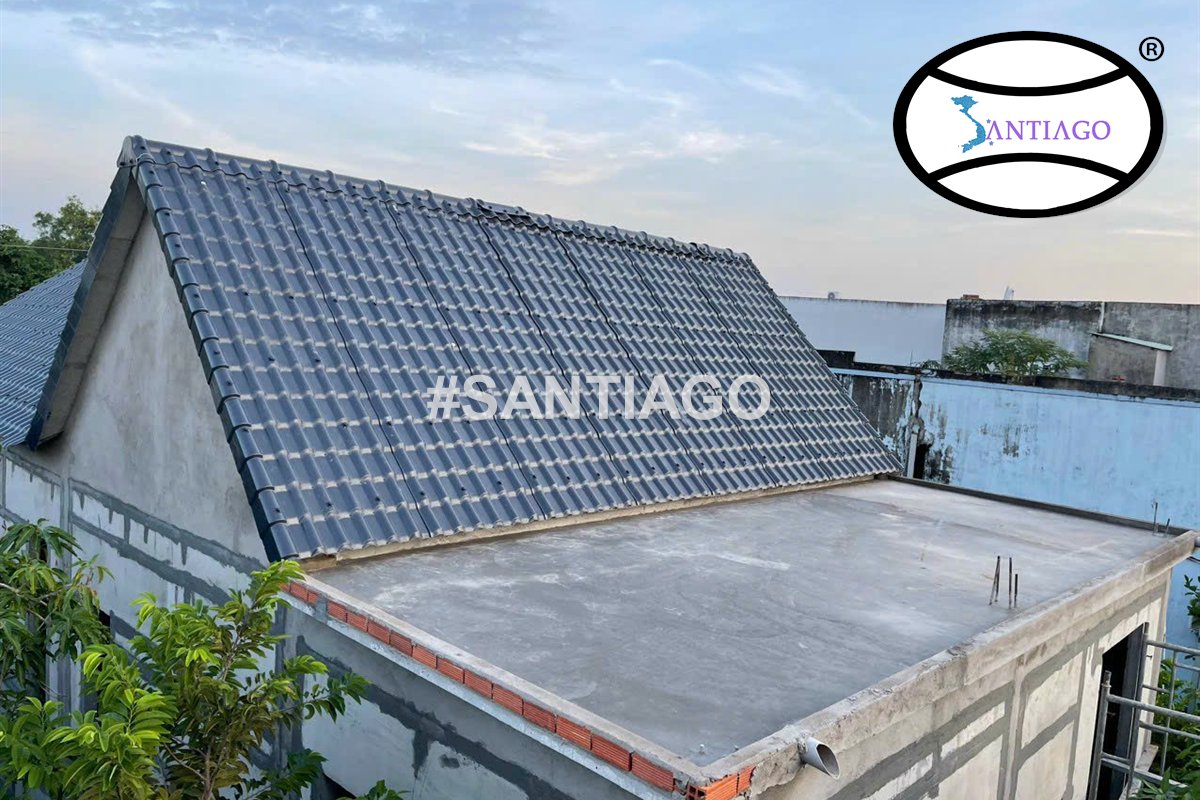 Mái ngói nhựa xám và sàn bê tông phía trước