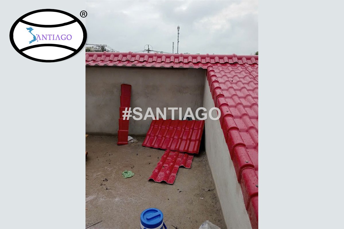 Ngói nhựa đỏ đang lợp trên sân thượng có tường bao