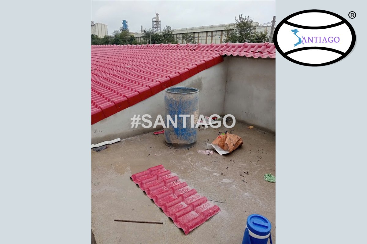 Tấm ngói nhựa đỏ đặt trên sàn sân thượng trước khi lợp