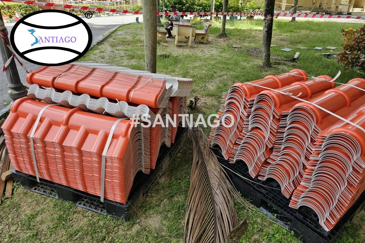 Bó ngói nhựa màu đỏ cam xếp trên bãi cỏ