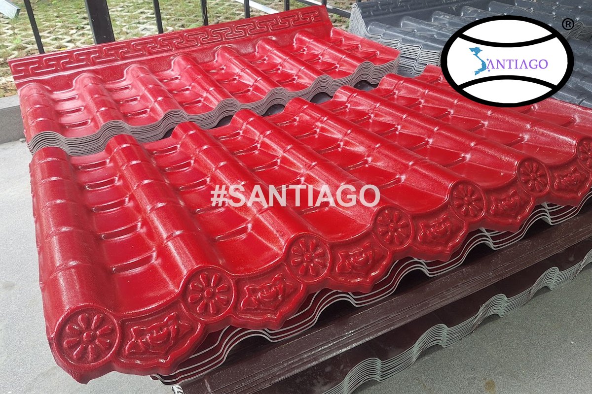 Cận cảnh tấm ngói nhựa màu đỏ tại nhà máy Santiago
