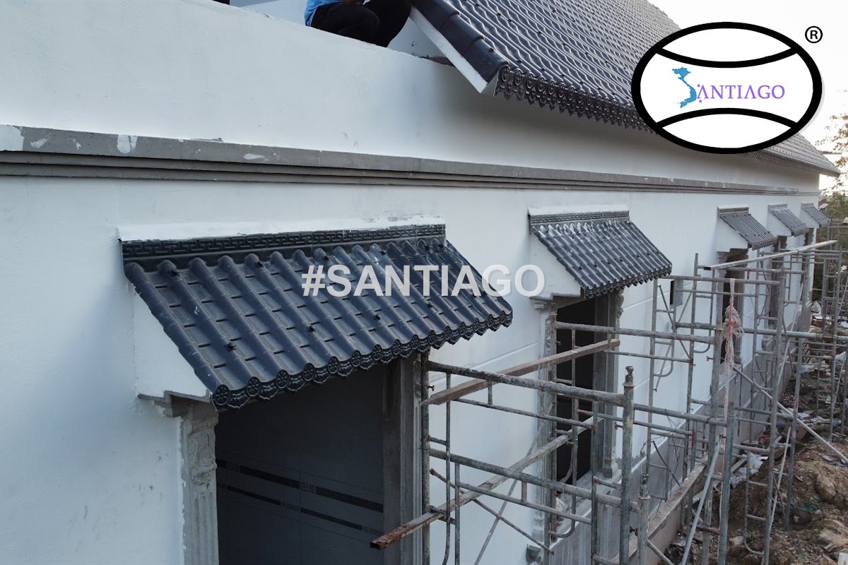 Mái hiên che cửa sổ lợp ngói nhựa màu xám trên tường nhà sơn trắng