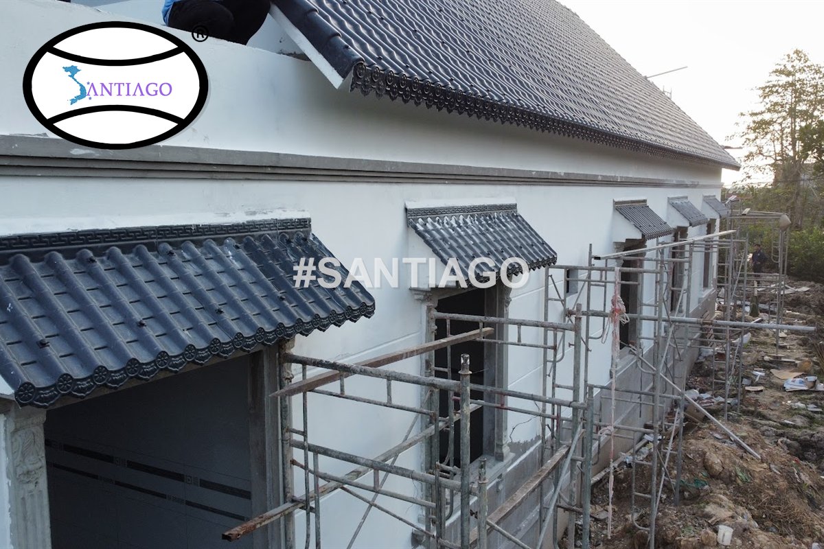 Hai mái hiên ngói nhựa xám che hai cửa sổ cạnh nhau