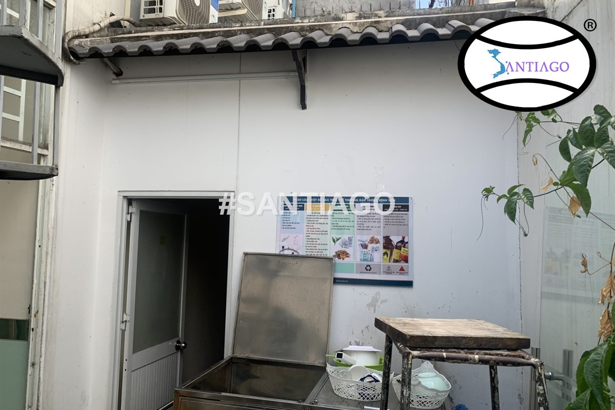 Mái ngói âm dương nhỏ che cửa ra vào một gian phòng