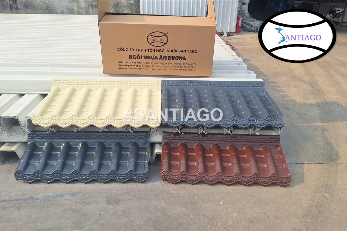 Ngói âm dương màu xám, đỏ và kem xếp cạnh thùng hàng Santiago
