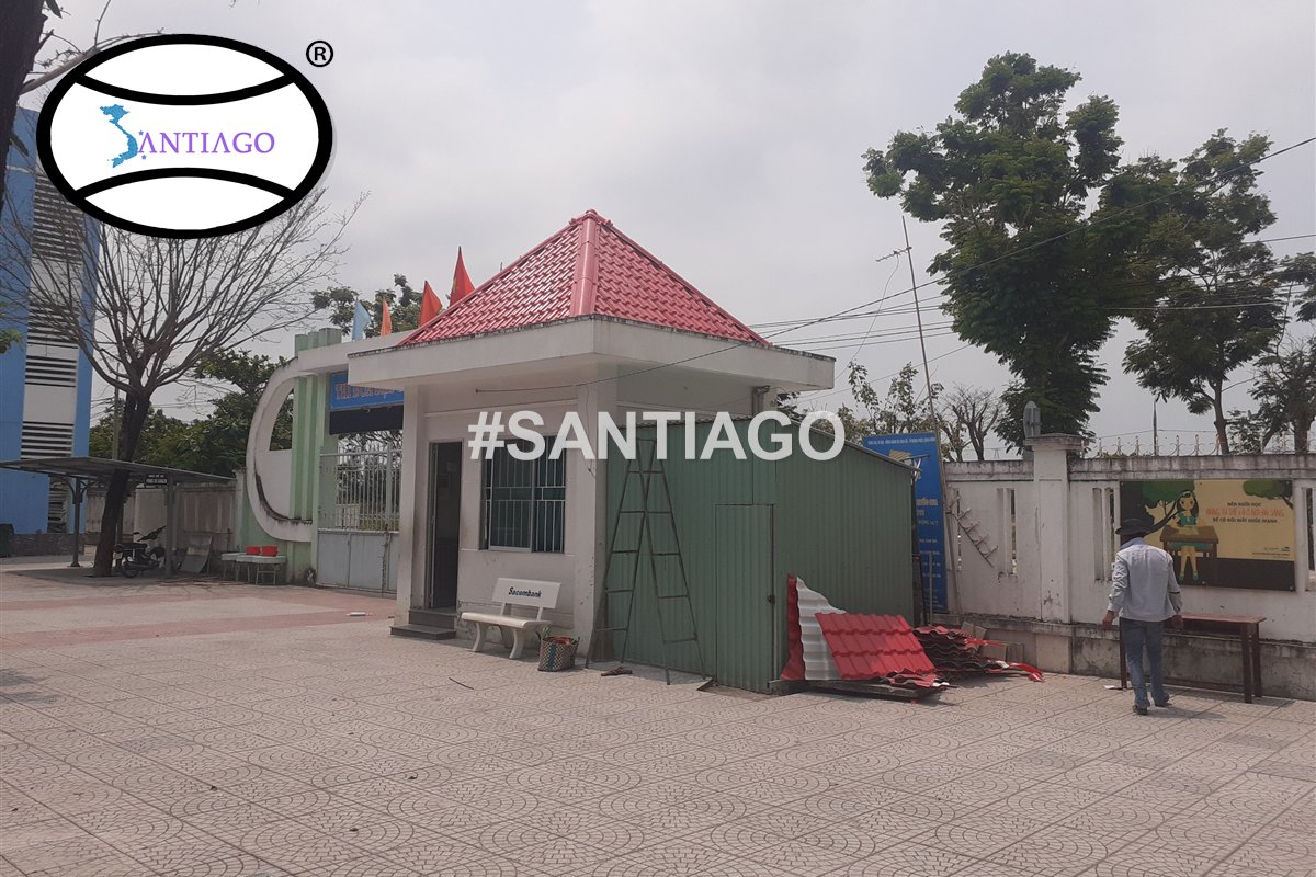 Nhà bảo vệ trường học ở Hòa Xuân, Đà Nẵng lợp ngói nhựa đỏ