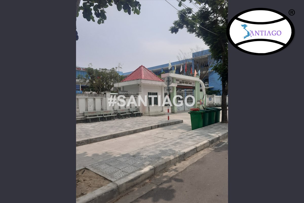Nhà bảo vệ mái ngói đỏ ở cổng trường học Hòa Xuân