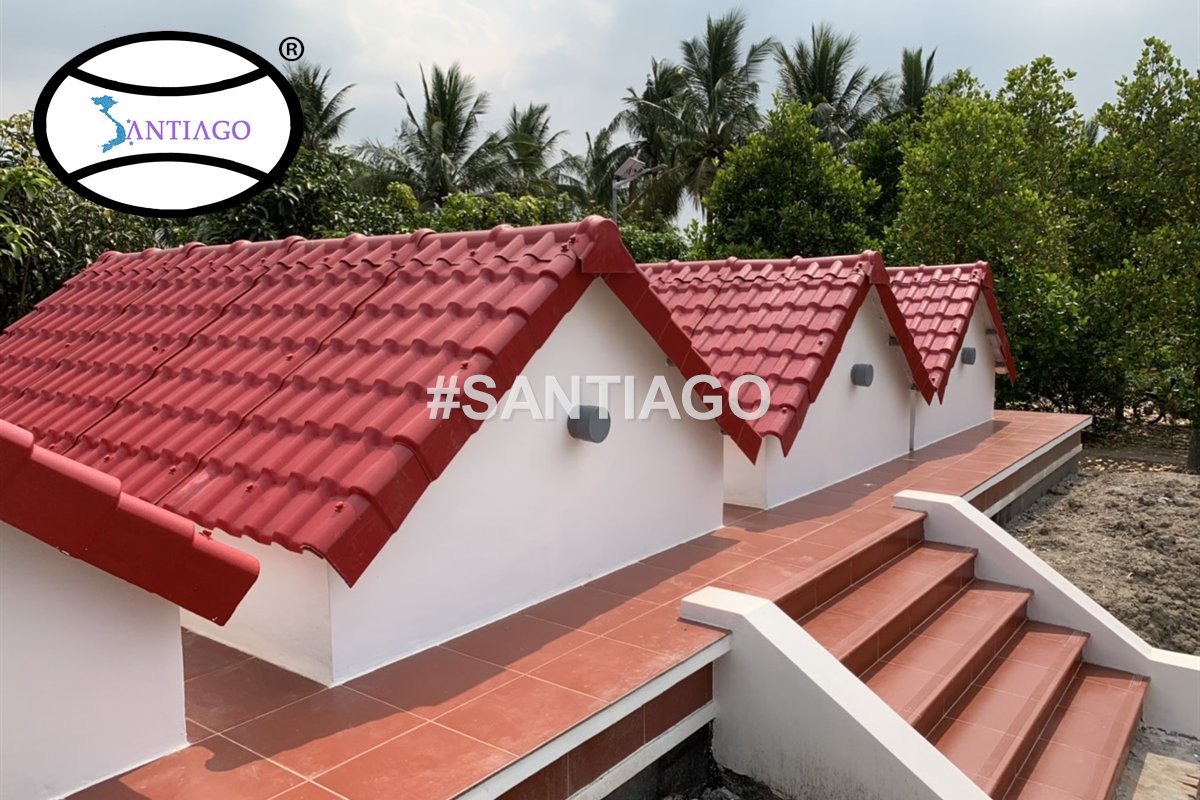 Dãy nhà mái ngói nhựa đỏ có cửa thông gió ở đầu hồi