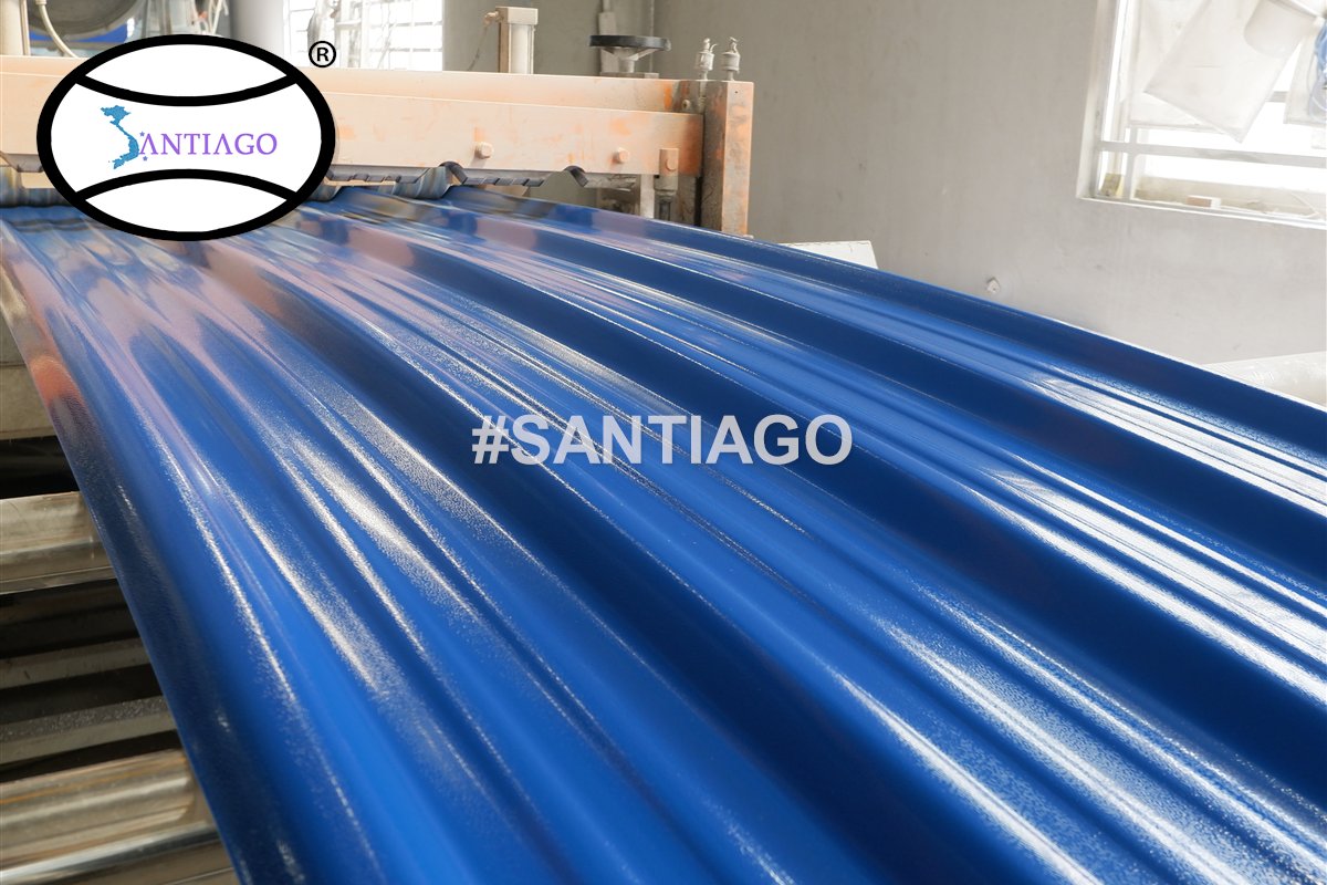 Tôn nhựa sóng vuông màu xanh dương tại nhà máy