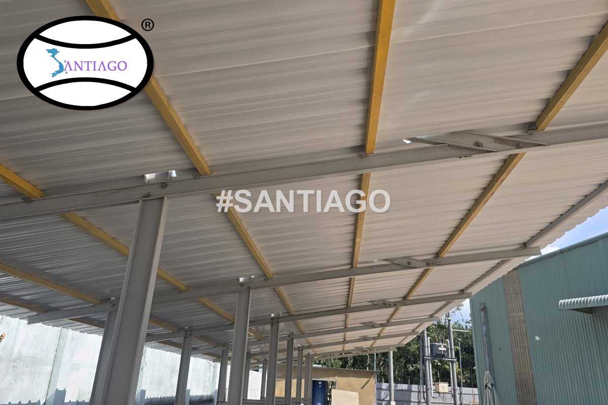 Xà gồ composite màu vàng đỡ mái tôn nhìn từ dưới lên