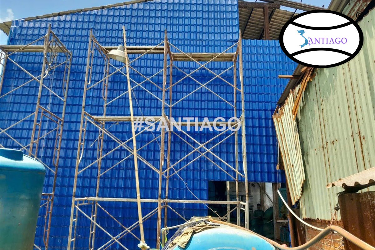 Nhà xưởng lợp tôn nhựa xanh dương đang thi công