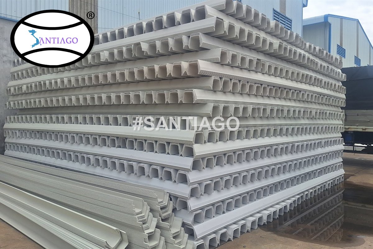 Máng xối nhựa PVC màu trắng xếp tại kho Santiago