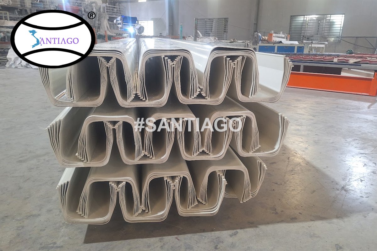 Nhiều cỡ máng xối nhựa PVC xếp chồng trong kho