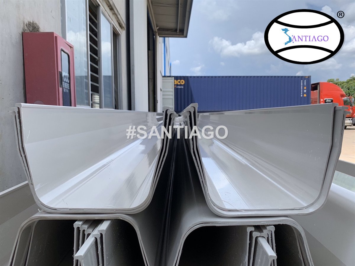 Máng xối nhựa PVC Santiago cỡ lớn nhìn từ đầu máng
