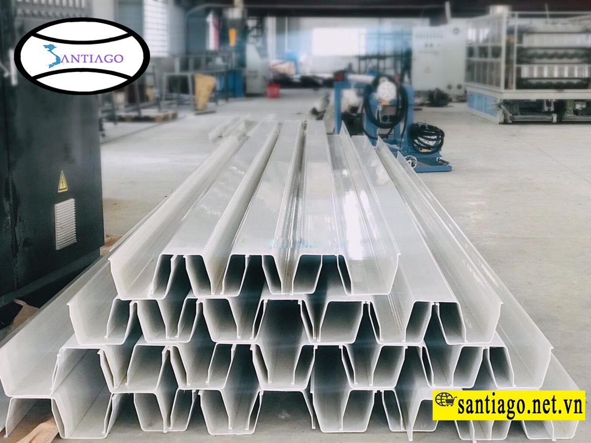 Máng xối nhựa PVC Santiago xếp tại nhà máy trước khi giao cho khách TP.HCM
