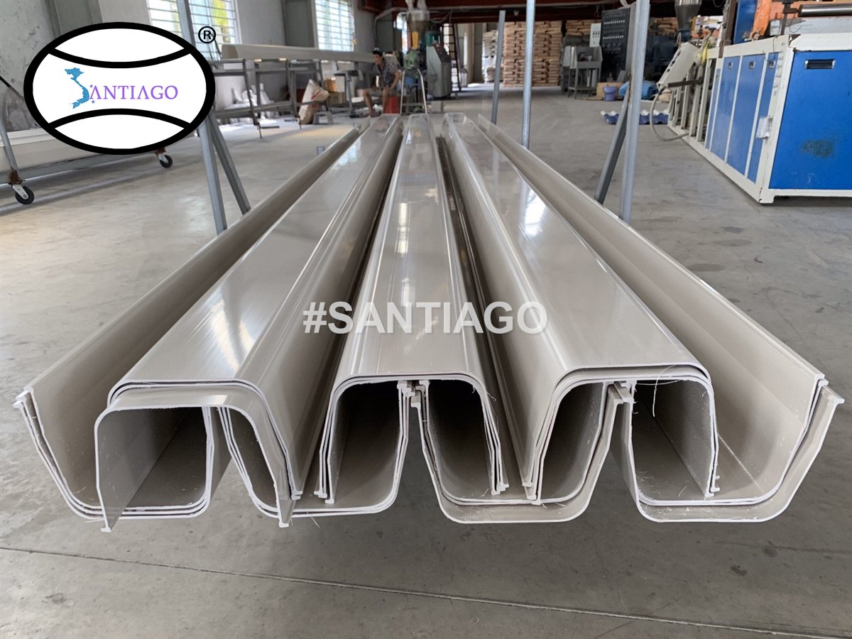 Máng xối nhựa vuông PVC Santiago xếp tại nhà máy, nhìn rõ mặt cắt