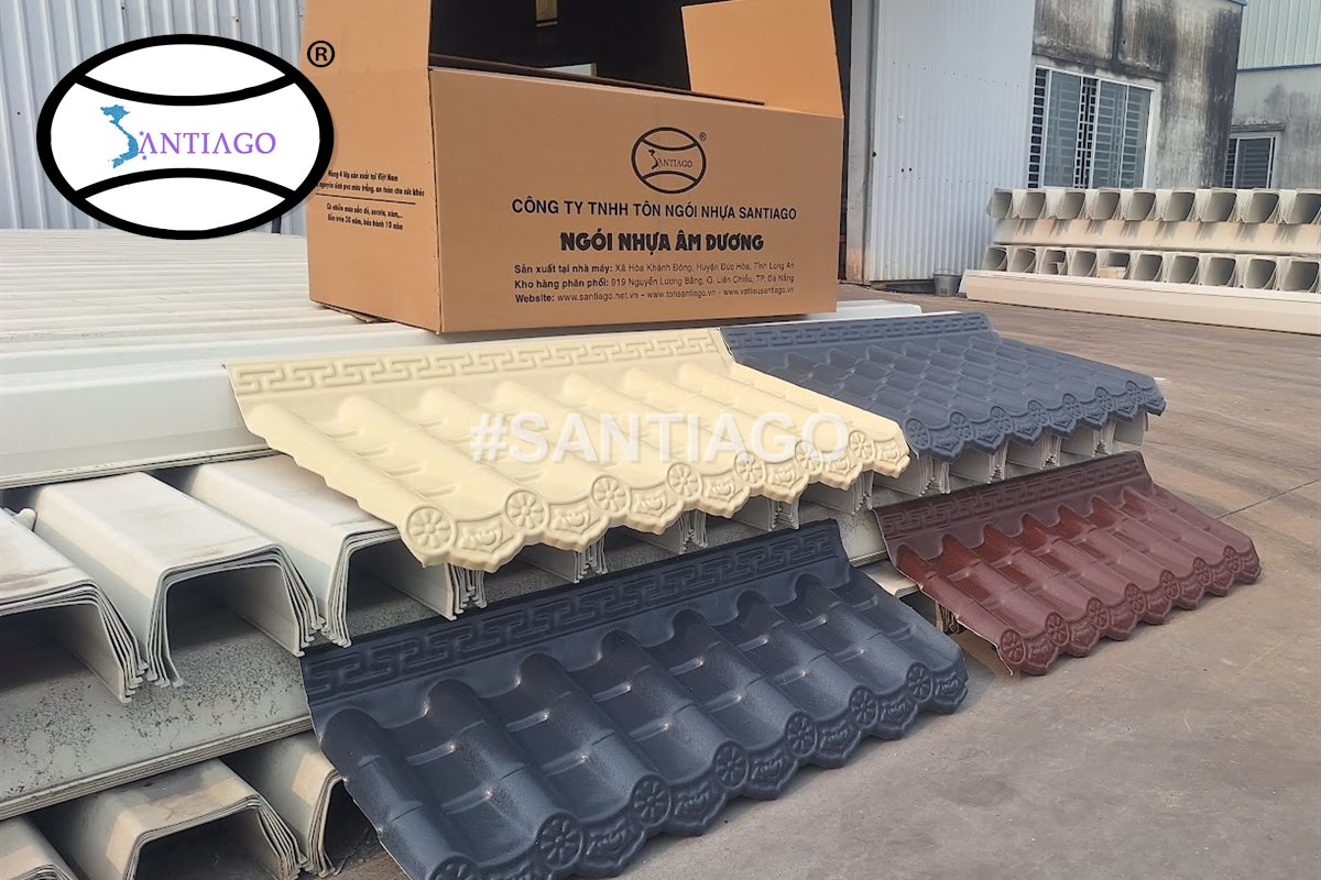 Ngói nhựa âm dương Santiago nhiều màu xếp cạnh thùng hàng