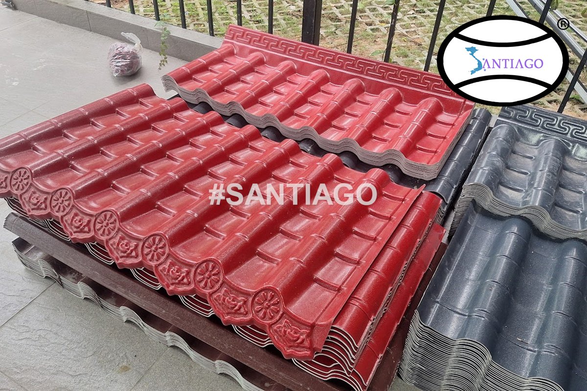 Ngói nhựa màu đỏ xếp chồng tại kho