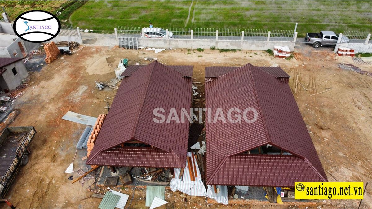 ngói nhựa màu socola lợp nhà gỗ